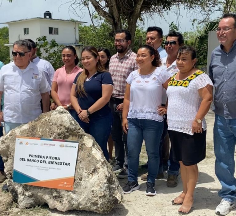 FIRMA YENSUNNI MARTÍNEZ CONVENIO PARA DONACIÓN DE PREDIO PARA LA CONSTRUCCIÓN DEL BANCO DEL BIENESTAR EN MAHAHUAL.