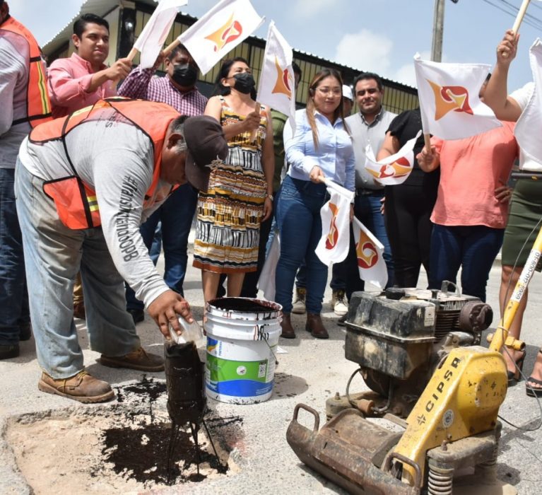 YENSUNNI MARTÍNEZ DA EL BANDERAZO DE INICIO AL PLAN DE BACHEO EMERGENTE.