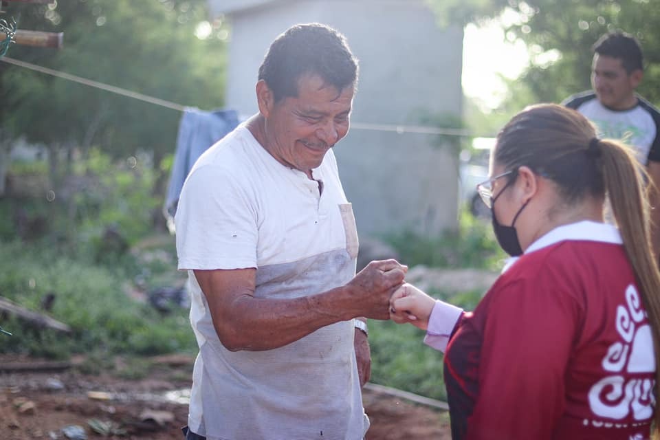 YENSUNNI MARTÍNEZ TRABAJANDO EN LA PROXIMIDAD CON LOS OTHONENSES.