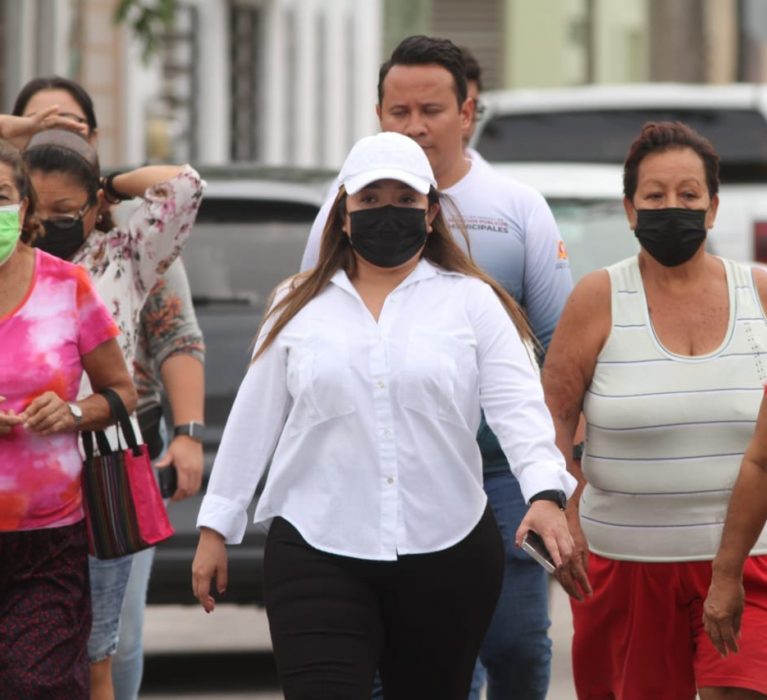 RECORRE YENSUNNI MARTÍNEZ COLONIA ANDRÉS QUINTANA ROO PARA ESCUCHAR SOLICITUDES DE LA CIUDADANÍA.