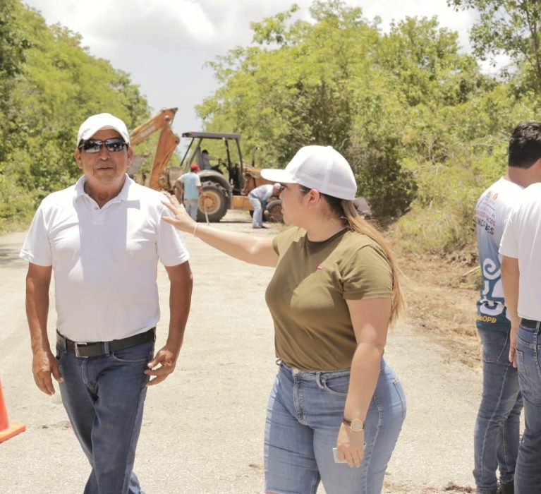 YENSUNNI MARTÍNEZ ANUNCIA LIMPIEZA DE LAS ORILLAS DE LA CARRETERA MAHAHUAL – XCALAK