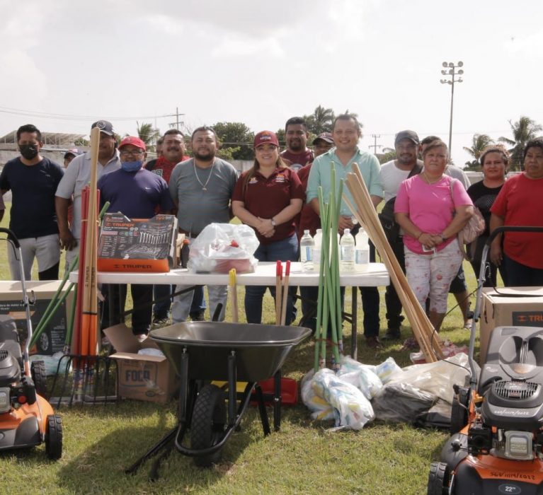 ENTREGA MUNICIPIO DE OPB PAQUETE DE HERRAMIENTAS Y PODADORAS PARA SERVICIO DE LIMPIEZA EN CAMPOS Y PARQUES