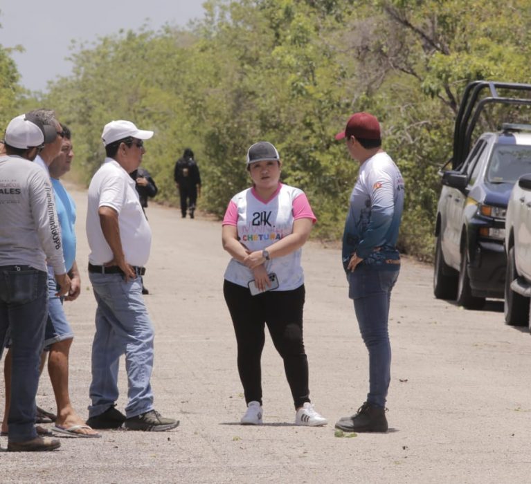 SUPERVISA YENSUNNI MARTÍNEZ TRABAJOS DE LIMPIEZA EN CARRETERA XCALAK-MAHAHUAL.