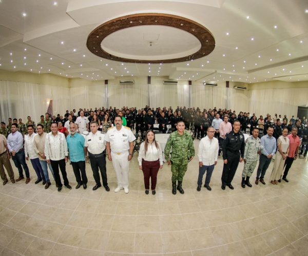YENSUNNI MARTÍNEZ RECONOCE LABOR DE LAS Y LOS POLICÍAS OTHONENSES