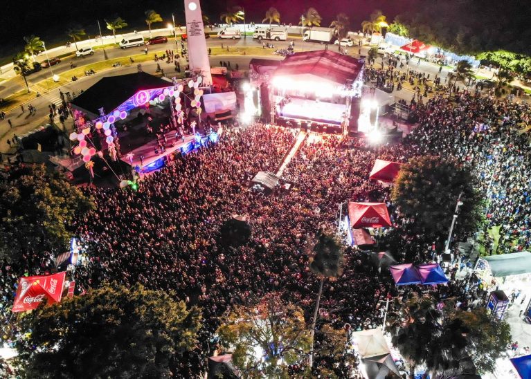 Bronco pone a cantar y bailar a más de 20 mil personas en el Carnaval Neón de Chetumal