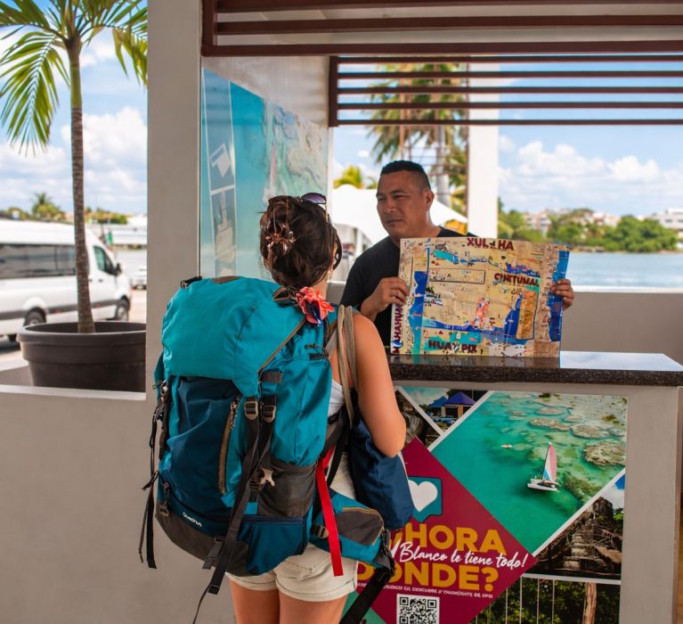 Ayuntamiento de Othón P. Blanco y Tren Maya impulsan capacitación para mejorar la atención al turismo.