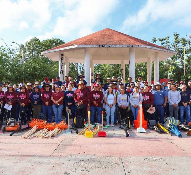 Ayuntamiento lleva limpieza, rehabilitación y descacharrización a la colonia Forjadores.