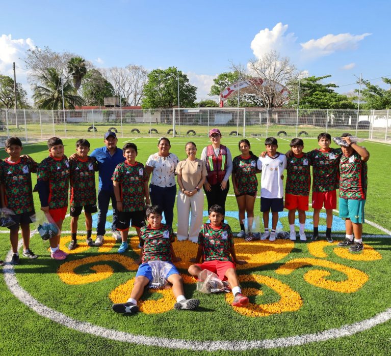 Impulso al deporte: Ayuntamiento entrega cancha de fútbol 7 en Ucum.