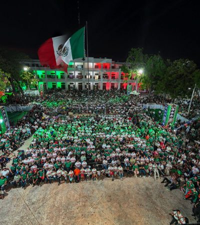Más de 4 mil capitalinos celebran triunfo de México en el Fut Fest de Chetumal.