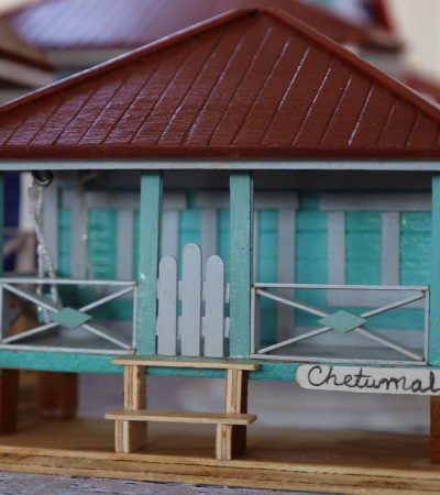 Artesano chetumaleño preserva la memoria arquitectónica de la capital a través de réplicas de casitas anglocaribeñas.