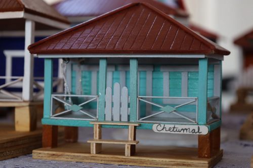 Artesano chetumaleño preserva la memoria arquitectónica de la capital a través de réplicas de casitas anglocaribeñas.