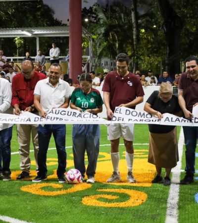 Yensunni Martínez inaugura nueva cancha techada de fútbol rápido en la Alameda de Chetumal.