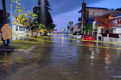 Policía Municipal implementa cierres preventivos y brinda apoyo a familias durante lluvias en Chetumal.