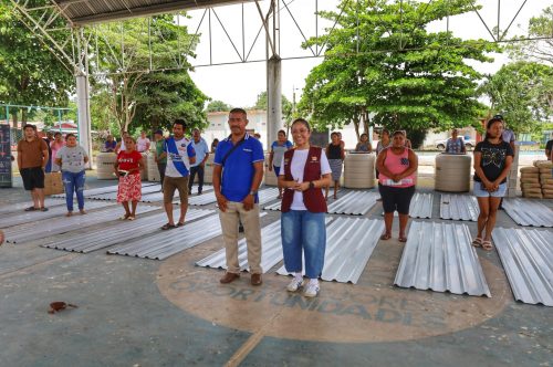 Entrega Yensunni Martínez apoyos directos a familias de Pucté.