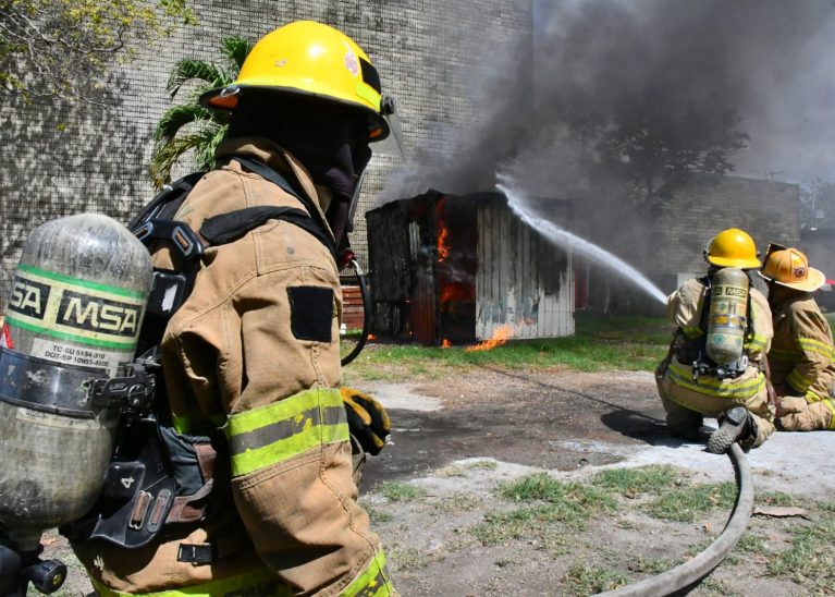 Capacitación permanente de bomberos fortalece la atención de emergencias en Othón P. Blanco.