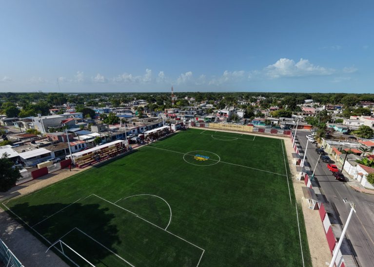 Reinauguran en Chetumal el Campo de Fútbol “8 de Octubre”.