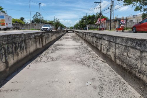 Concluye limpieza de canales de descarga a cielo abierto de Chetumal.
