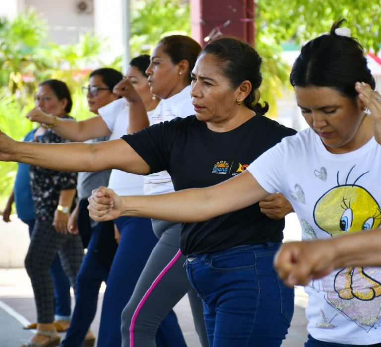Estar preparados puede marcar la diferencia: trabajadoras municipales participan en curso de defensa personal.