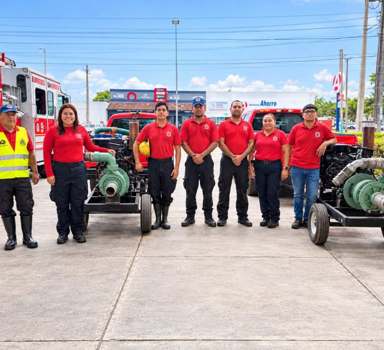 Bomberos de Othón P. Blanco brindan apoyo ante afectaciones por lluvias en Bacalar.