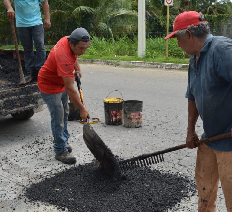 DIRECCIÓN MUNICIPAL DE OBRAS PÚBLICAS REALIZA TRABAJO DE BACHEO: YENSUNNI MARTÍNEZ.