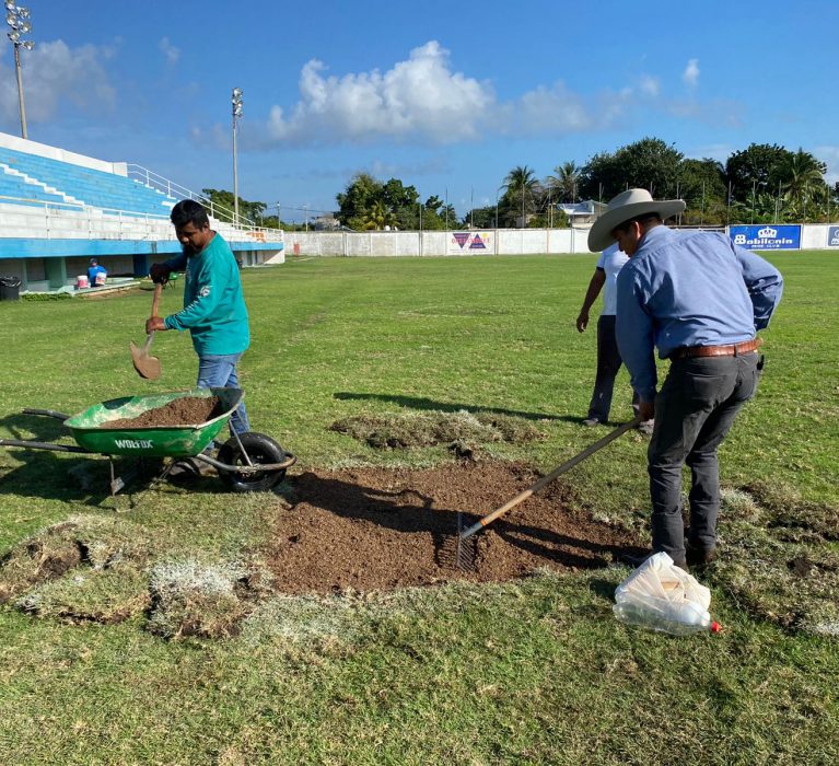 MANTENIMIENTO Y REPARACIÓN DE CAMPOS DEPORTIVOS POR PARTE DE PERSONAL DEL AYUNTAMIENTO DE LA TRANSFORMACIÓN.