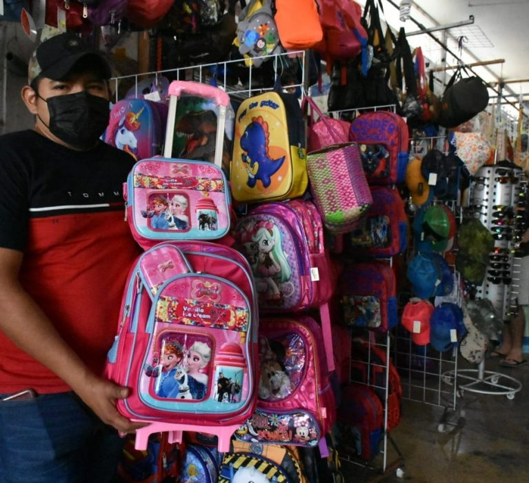 ARTÍCULOS ESCOLARES A PRECIOS ACCESIBLES EN EL MERCADO LÁZARO CÁRDENAS.