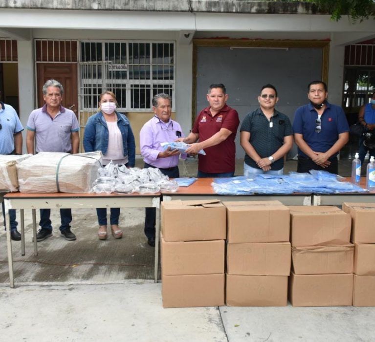 DONA AYUNTAMIENTO DE OPB BATAS, LENTES, Y GEL ANTIBACTERIAL A SECUNDARIA TÉCNICA 27