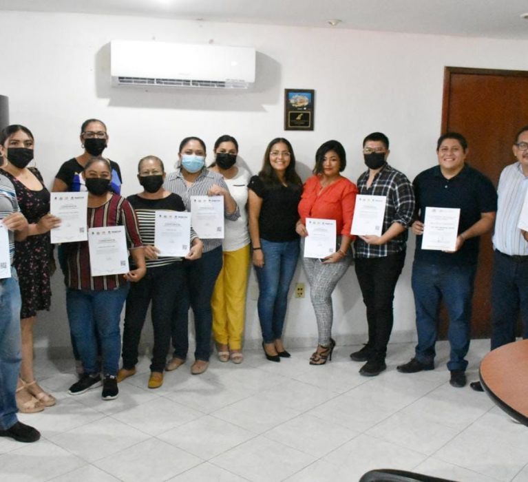 PERSONAL DE TURISMO OPB RECIBE CONSTANCIA PARA BRINDAR UN SERVICIO DE CALIDAD.