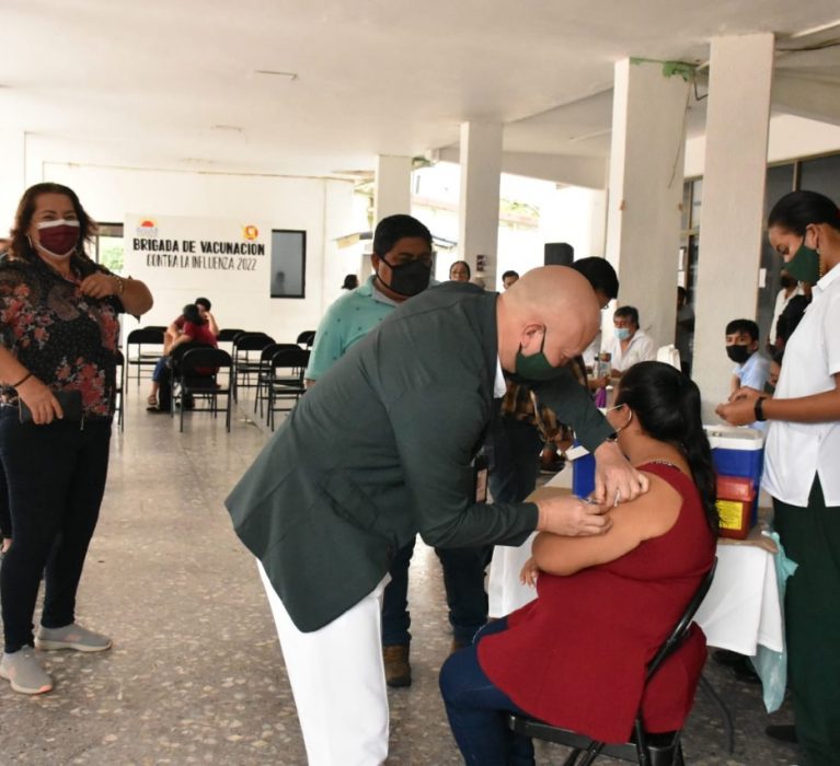INICIA BRIGADA DE VACUNACIÓN CONTRA LA INFLUENZA 2022 EN BAJOS DE PALACIO MUNICIPAL