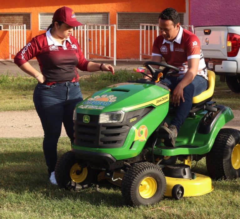 ENTREGA YENSUNNI MARTÍNEZ TRACTOR-PODADORA PARA AVANZAR EN LIMPIEZA DE ÁREAS GRANDES