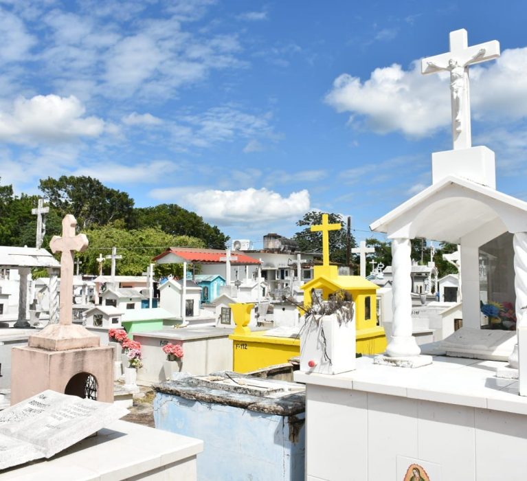AVANZAN PREPARATIVOS POR EL DÍA DE MUERTOS EN EL PANTEON MUNICIPAL DE CHETUMAL