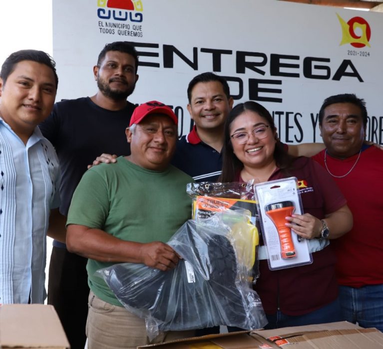 ENTREGA YENSUNNI MARTÍNEZ EQUIPAMIENTO A PERSONAL DE SERVICIOS GENERALES