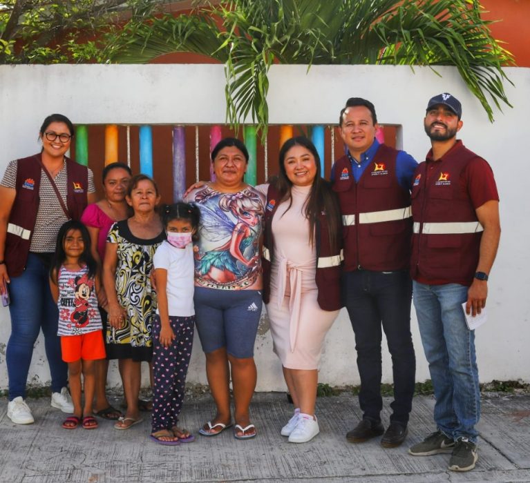 CUMPLE YENSUNNI MARTÍNEZ EN BRINDAR SEGURIDAD CON LUMINARIAS A ESTUDIANTES Y FAMILIAS DE ESCUELAS EN COLONIA PAYO OBISPO