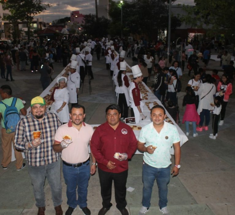 PRESENTARON LA ROSCA DE REYES MÁS GRANDE DE CHETUMAL
