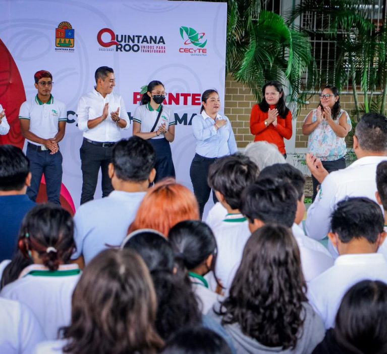 ATESTIGUA YENSUNNI MARTÍNEZ LA DONACIÓN DE DIEZ COMPUTADORAS PARA EL CECYTE QROO PLANTEL CHETUMAL