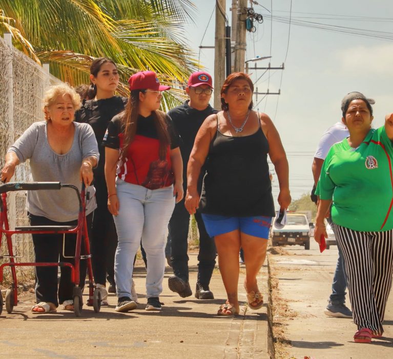 YENSUNNI MARTÍNEZ VISITA HOGARES DEL FRACCIONAMIENTO CARIBE