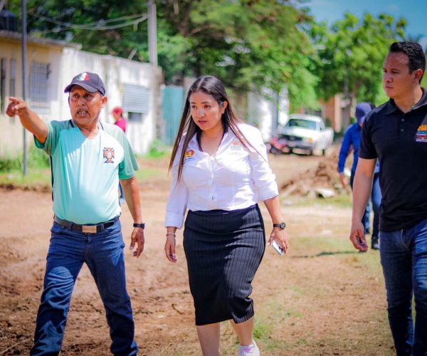 AYUNTAMIENTO DE OPB LIMPIA Y ABRE CALLE CON LA AYUDA DE GOBIERNO DEL ESTADO