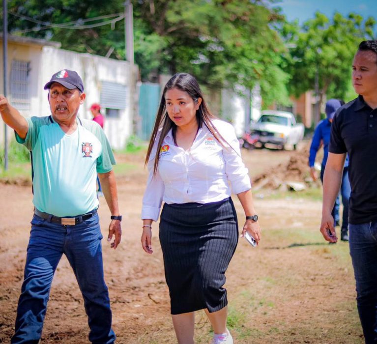 AYUNTAMIENTO DE OPB LIMPIA Y ABRE CALLE CON LA AYUDA DE GOBIERNO DEL ESTADO