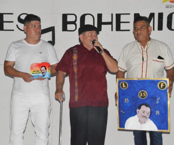VIERNES BOHEMIO RINDE HOMENAJE A LA TRAYECTORIA DE 35 AÑOS DEL PROFESOR LUIS FELIPE PÉREZ