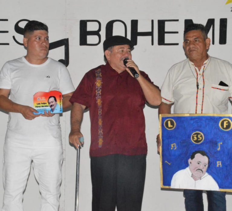 VIERNES BOHEMIO RINDE HOMENAJE A LA TRAYECTORIA DE 35 AÑOS DEL PROFESOR LUIS FELIPE PÉREZ