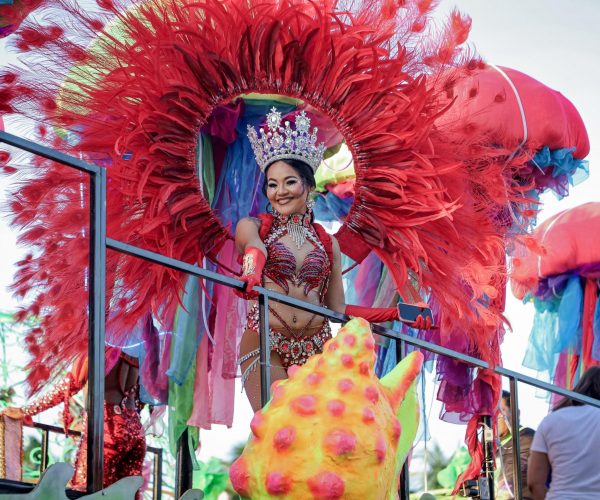 Chetumal vibra al ritmo del espectacular Carnaval Neón 2025