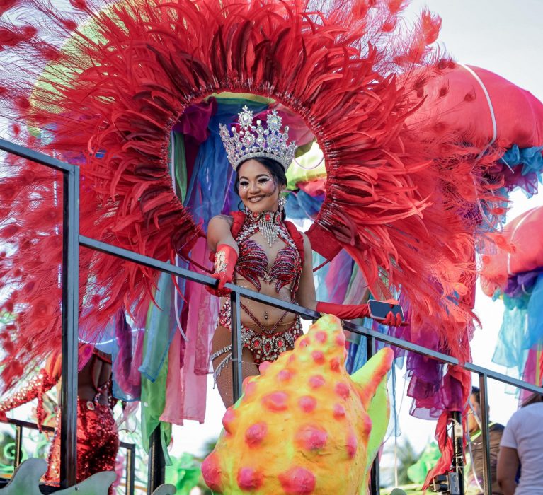 Chetumal vibra al ritmo del espectacular Carnaval Neón 2025
