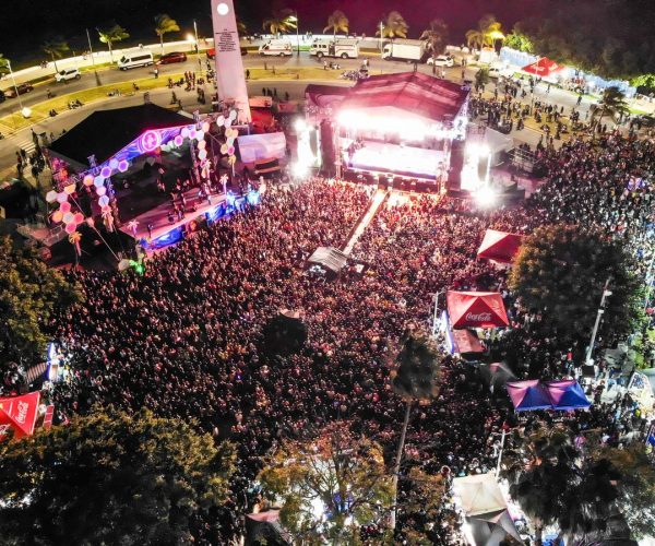 Bronco pone a cantar y bailar a más de 20 mil personas en el Carnaval Neón de Chetumal