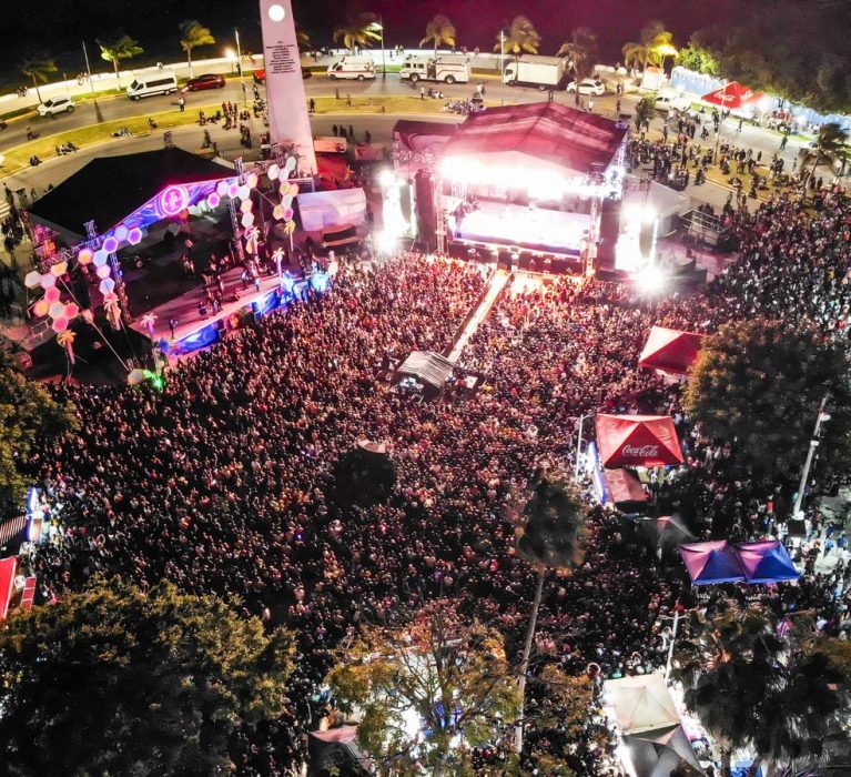 Bronco pone a cantar y bailar a más de 20 mil personas en el Carnaval Neón de Chetumal