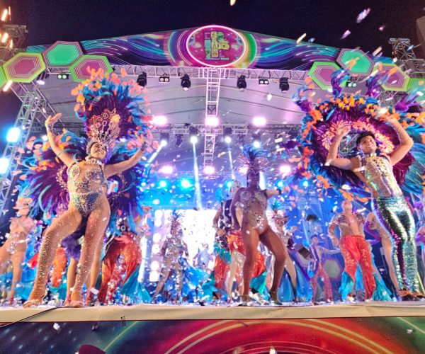 Carnaval Neón hace brillar en todo su esplendor a la capital de Quintana Roo