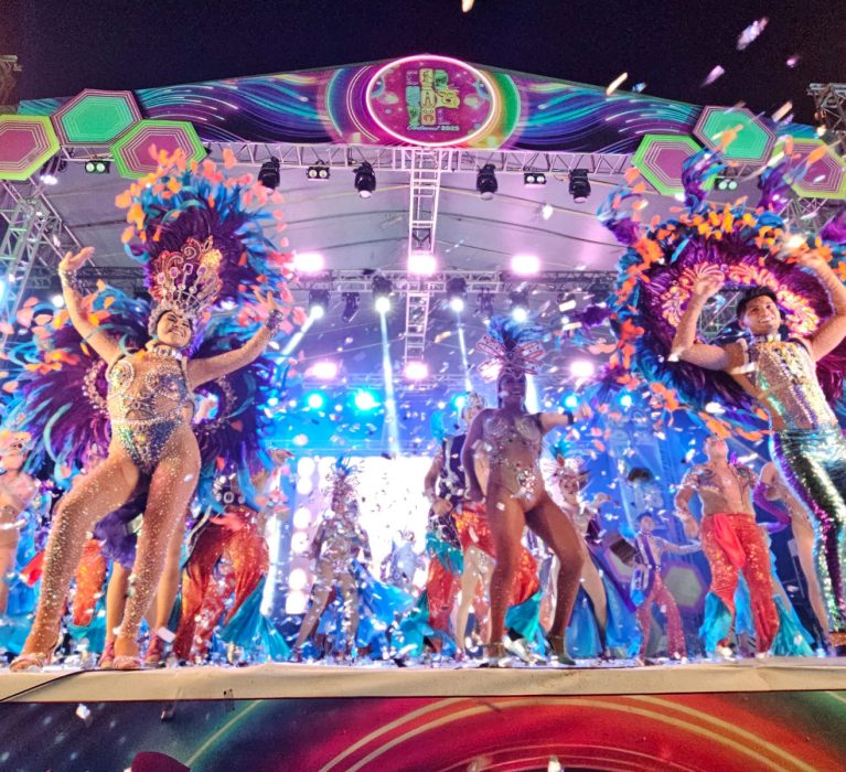 Carnaval Neón hace brillar en todo su esplendor a la capital de Quintana Roo