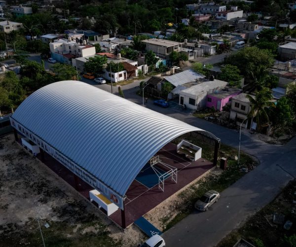 Con un domo y cancha de usos múltiples, Yensunni Martínez cumple a la colonia Kilómetro 55 de la comunidad de Mahahual.