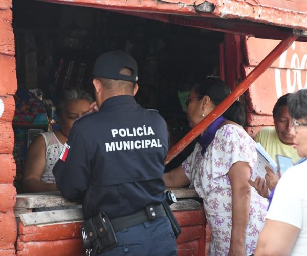 Gobierno municipal fomenta la cultura de la prevención de la violencia a las mujeres mediante brigadas casa por casa.