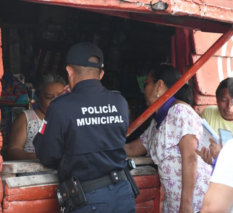 Gobierno municipal fomenta la cultura de la prevención de la violencia a las mujeres mediante brigadas casa por casa.