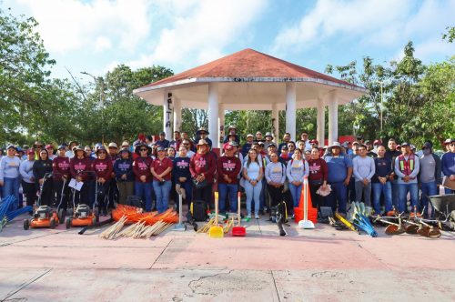 Ayuntamiento lleva limpieza, rehabilitación y descacharrización a la colonia Forjadores.